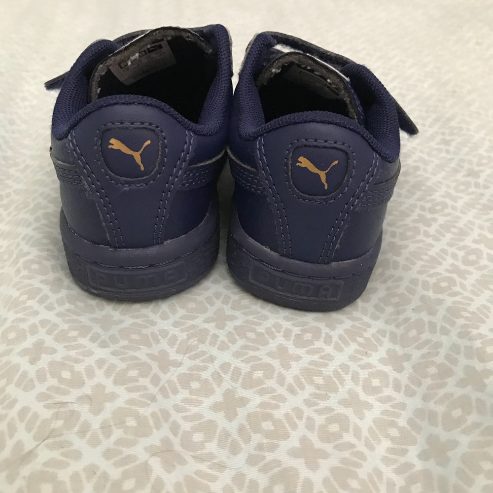 Navy blue pumas size 10